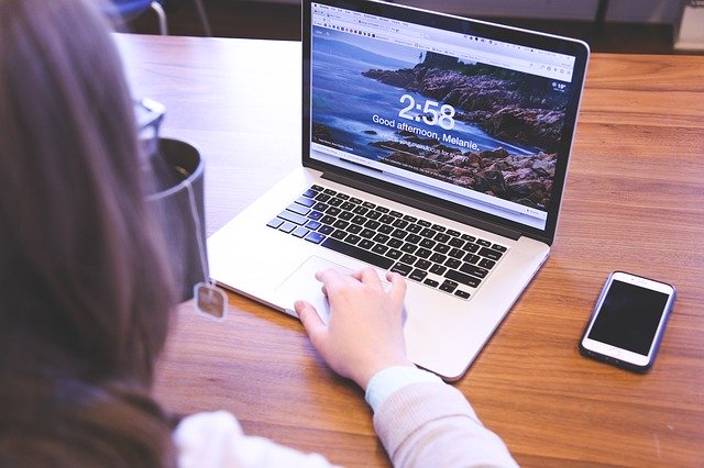 Schülerin am Laptop.jpg